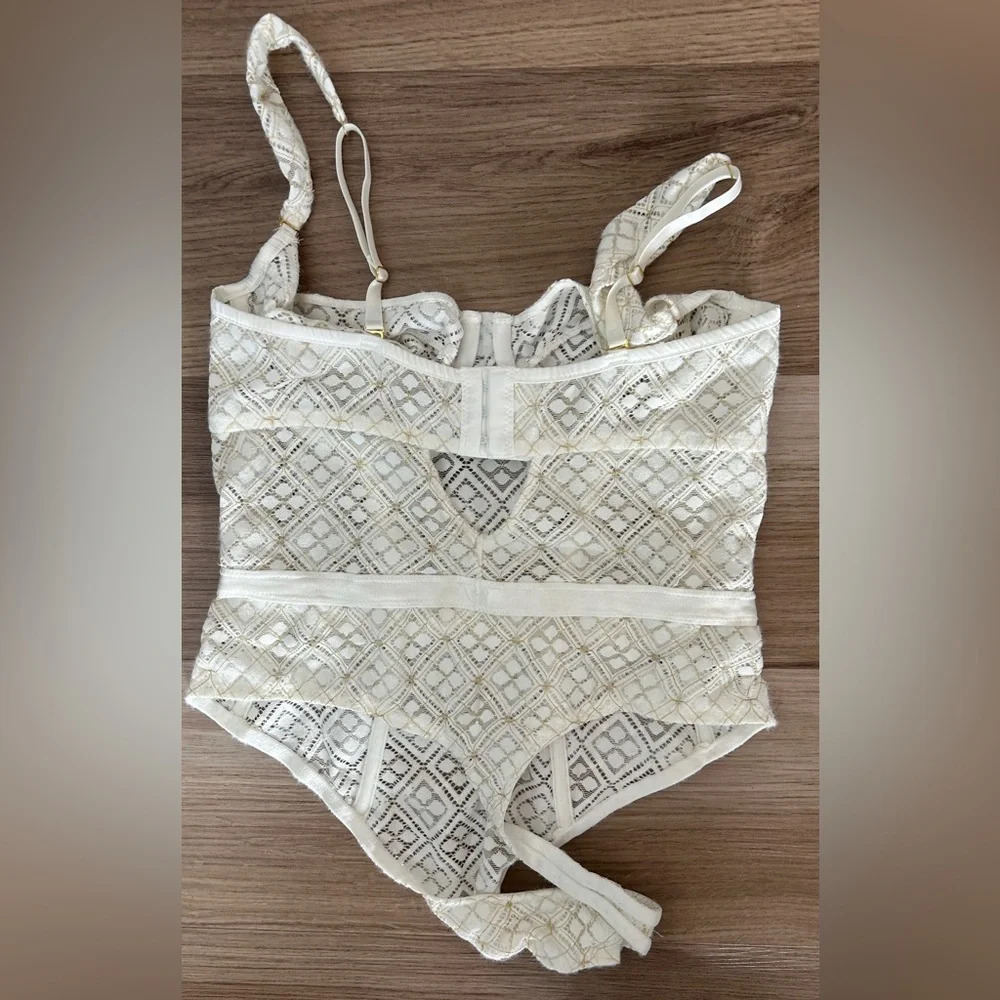 Kilo Brava Lace Underwire Bodysuit Medium Shell White Patterned Lace